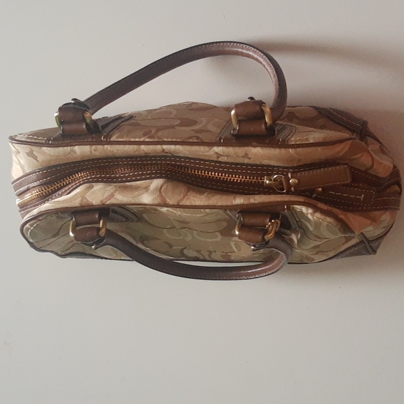 Coach Hamptons Signature Purse - Picture 12 of 12